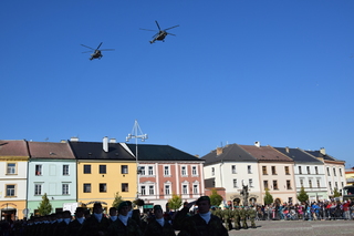  Přelet vrtulníků nad pochodujícími žáky