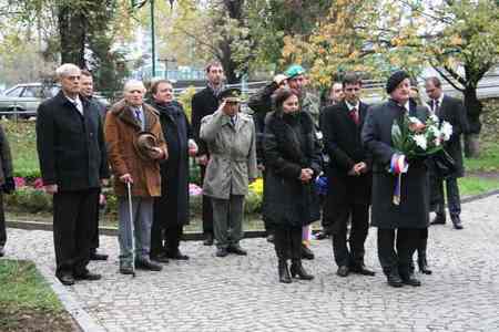  Položení kytic u sochy T. G. Masaryka
