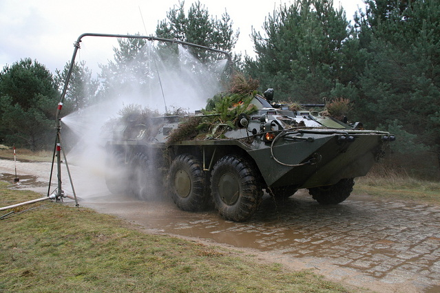  Ukrajinský BVP-3 projíždí českou dekontaminační linkou