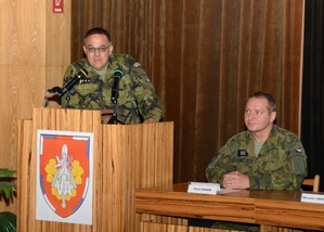 Plukovník Martin Macko hovoří ke studentům za UO Brno