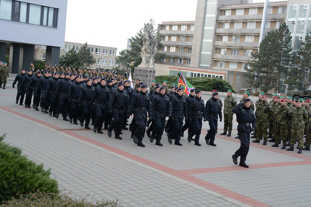 Slavnostního nástupu se slavnostním pochodem zúčastnili rovněž příslušníci kurzu pro nováčky Policie ČR