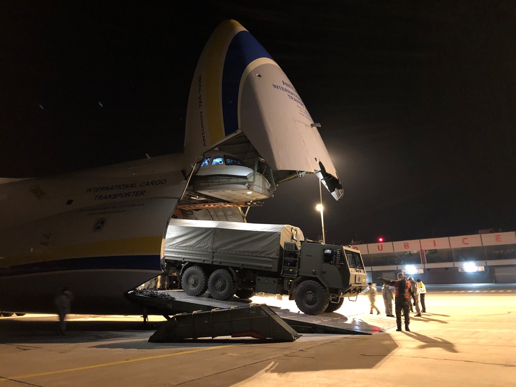  Tatra T 815 mohla najet až do nákladového prostoru letadla