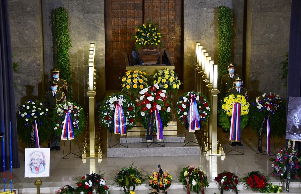 Atleti, sportovci, kamarádi a přátelé se ve strašnickém krematoriu naposledy rozloučili s atletickou legendou Danou Zátopkovou. 