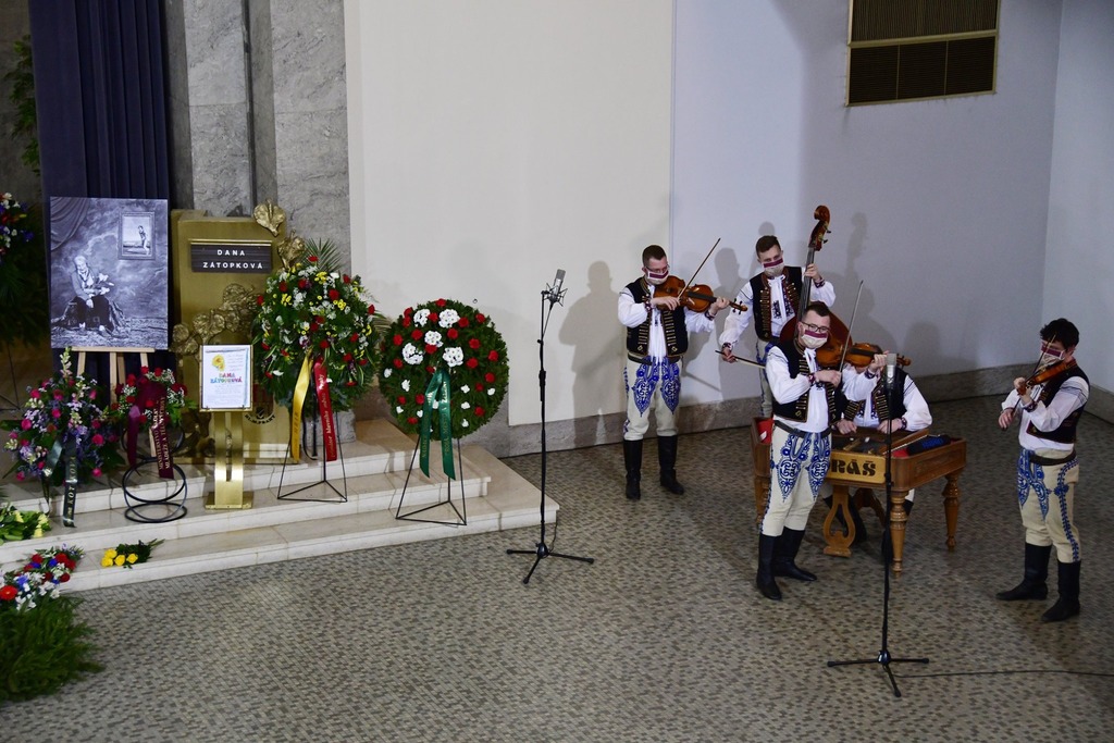 Stráž u rakve drželi vojáci Čestné stráže AČR, její oblíbené moravské písničky zahrál držitelce Olympijského řádu Vojenský umělecký soubor Ondráš.

