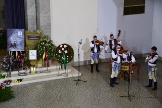 Stráž u rakve drželi vojáci Čestné stráže AČR, její oblíbené moravské písničky zahrál držitelce Olympijského řádu Vojenský umělecký soubor Ondráš.

