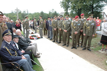 Na vlkošském hřbitově: Pietního ceremoniálu se zúčastnili jak váleční veteráni, tak vojáci AČR