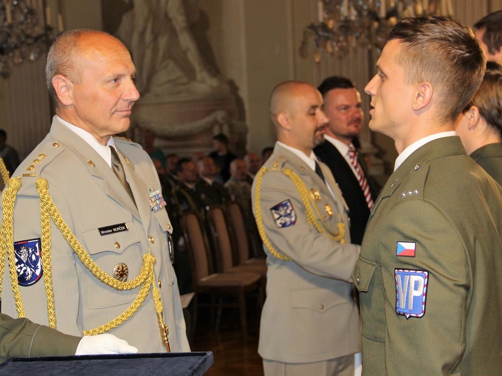 Předání služebních průkazů
