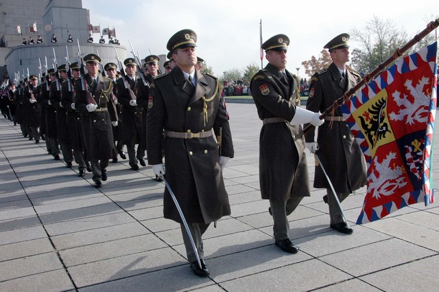 Slavnostní pochod na závěr pietního aktu