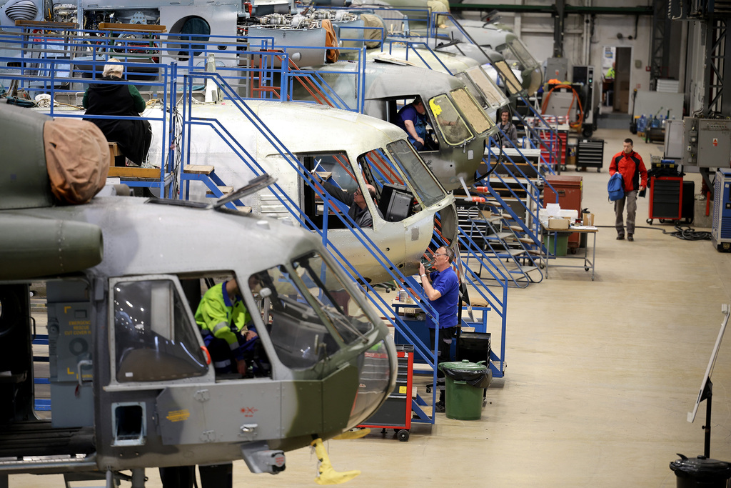 Zavítal také do  státního podniku LOM Praha