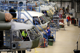 Zavítal také do  státního podniku LOM Praha