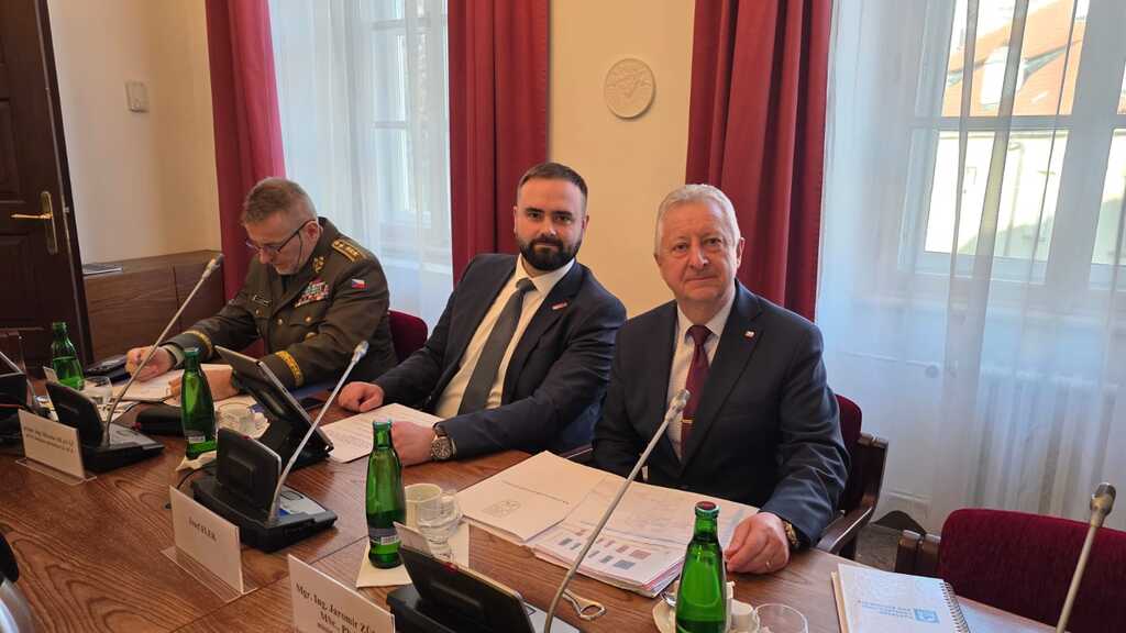 Ministr Jaromír Zůna se zúčastnil výboru pro obranu
