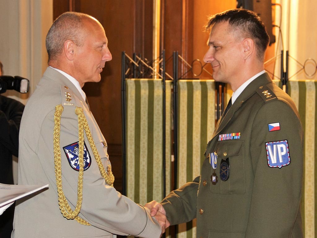 Předání Zlatého kříže Vojenské policie plukovníkovi Švandrlíkovi