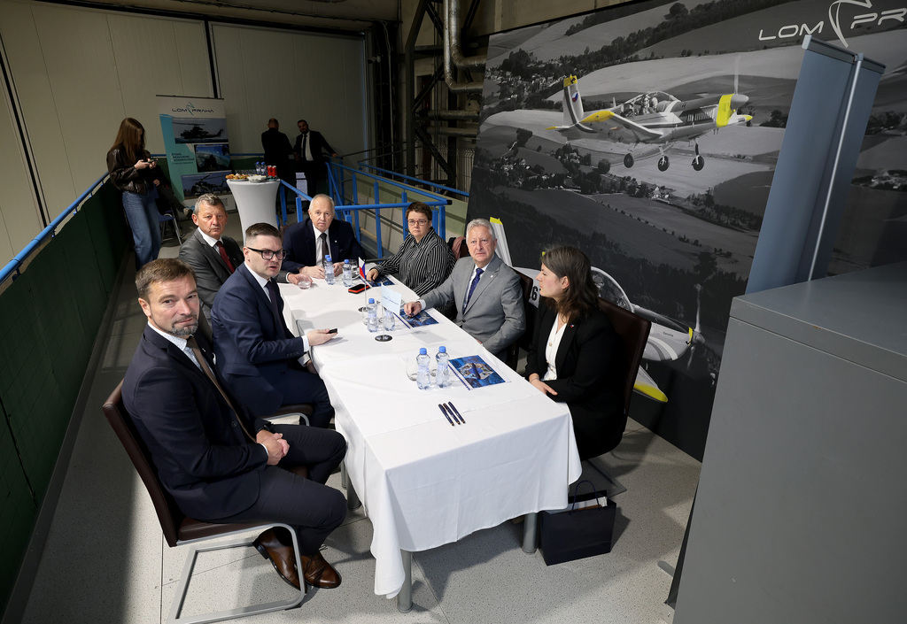 Zavítal také do  státního podniku LOM Praha