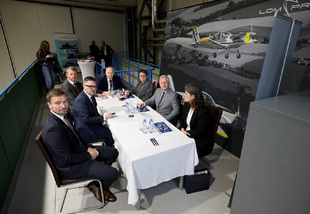 Zavítal také do  státního podniku LOM Praha