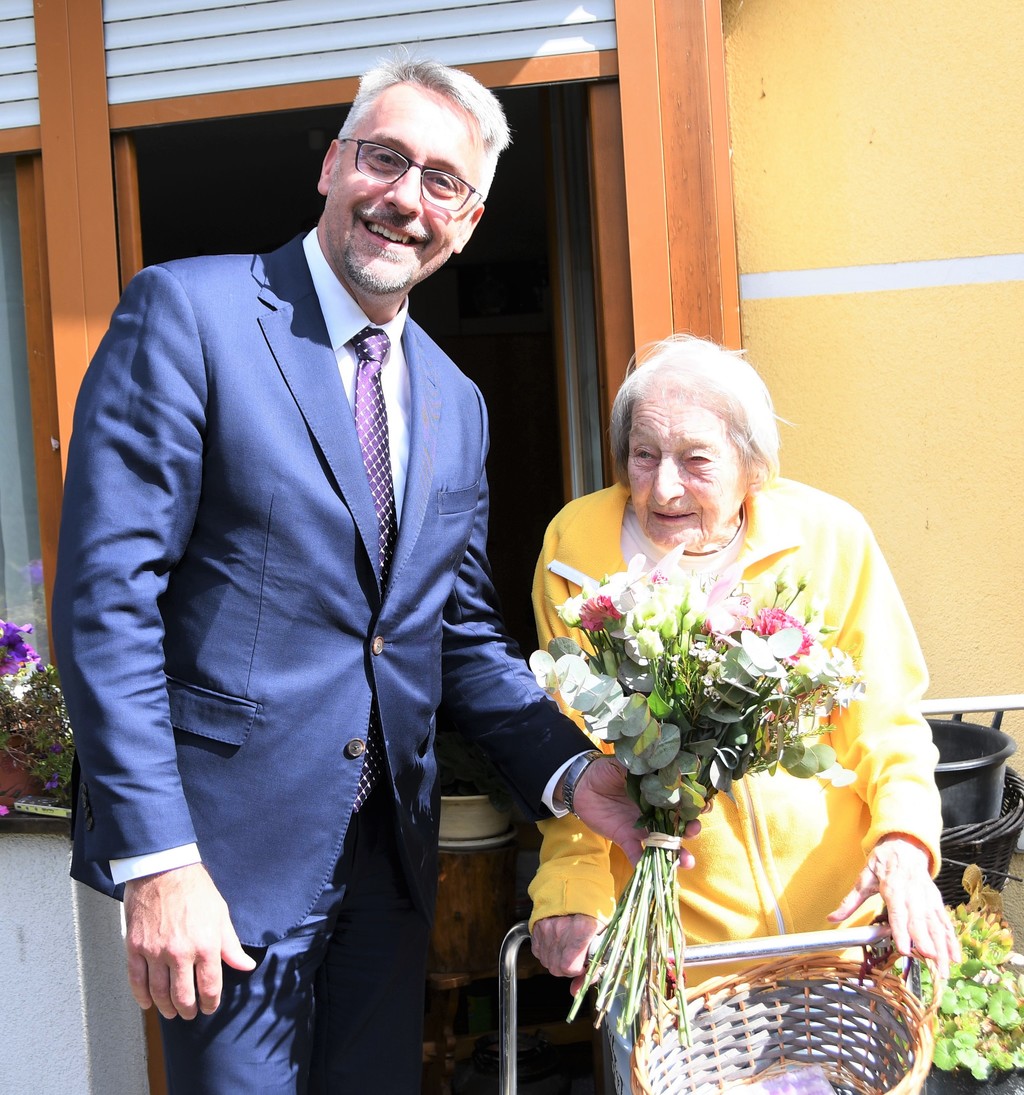 Dana Zátopková s ministrem obrany