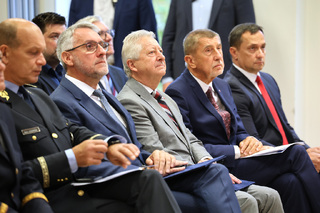 Představitelé vlády během představování projektu Společného operačního střediska integrovaného záchranného systému – SOS 112 v Karlových Varech 