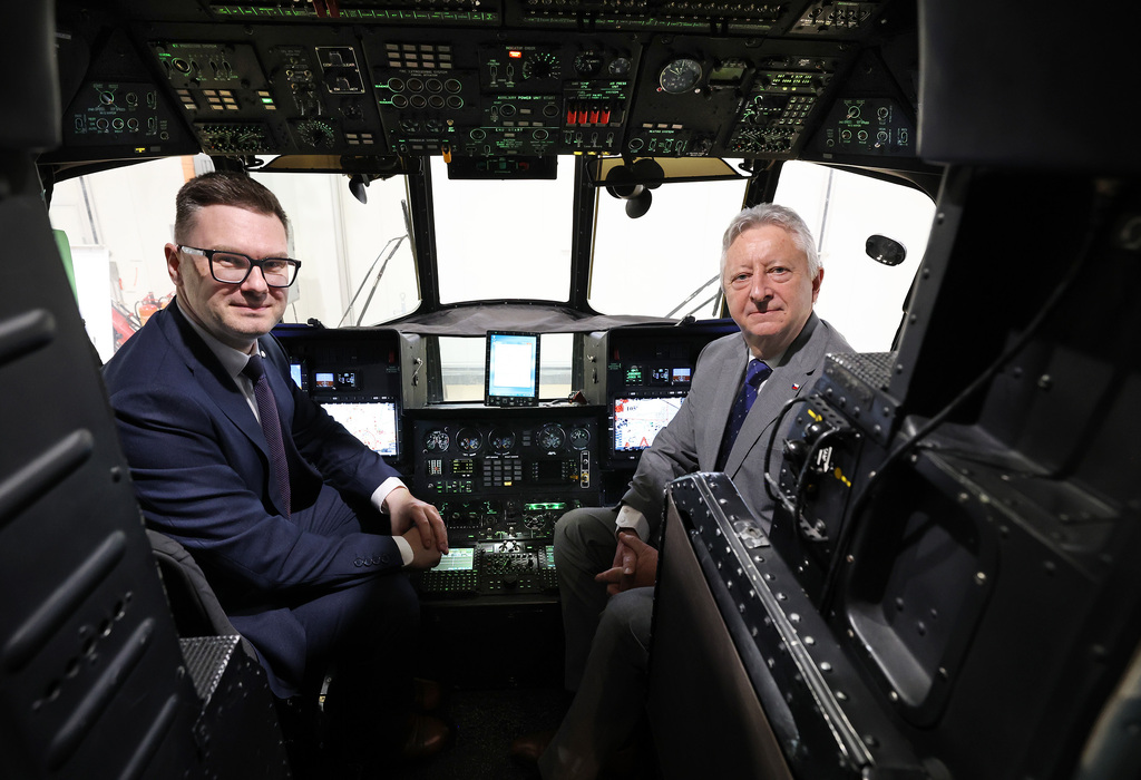 Zavítal také do  státního podniku LOM Praha