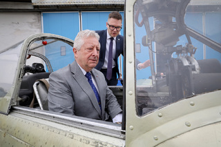 Zavítal také do  státního podniku LOM Praha