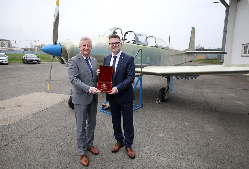 Zavítal také do  státního podniku LOM Praha