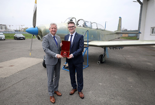 Zavítal také do  státního podniku LOM Praha