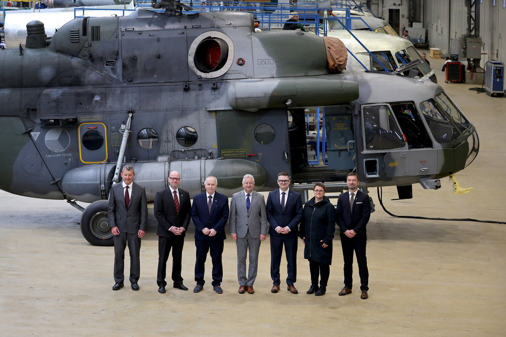 Zavítal také do  státního podniku LOM Praha