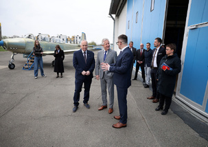 Zavítal také do  státního podniku LOM Praha