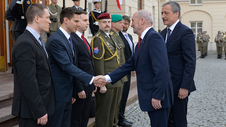 Polský ministr se zdraví se členy české delegace