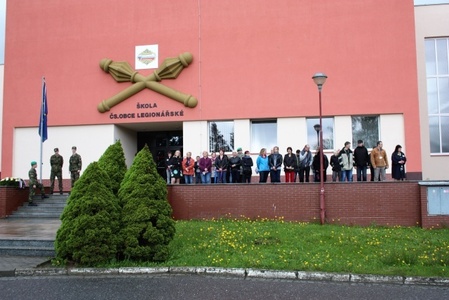 Zaměstnanci školy při slavnostním nástupu