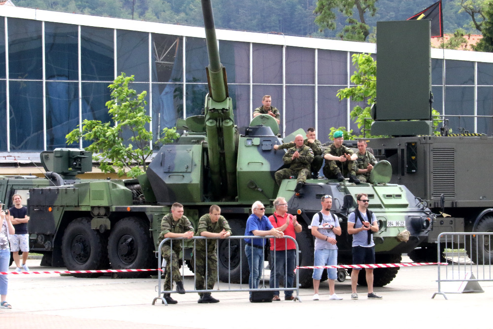  Venkovní expozici dominovala těžší technika