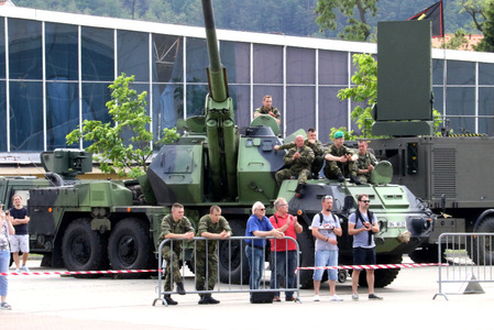  Venkovní expozici dominovala těžší technika