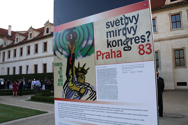 Oficiální plakáty i reakce z disidentských kruhů