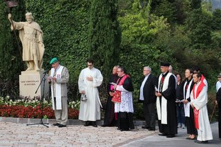 Vysvěcení a odhalení sochy svatého Václava, kterou darovala Arcu Česká republika