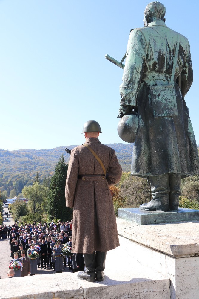 Pietní akt u památníků devíti tisíc vojáků Rudé armády padlých v této oblasti