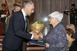 Eva Zedníková-Strankmüllerová přebírá Kříž obrany státu ministra obrany České republiky in memoriam za otce generálmajora in memoriam Emila Strankmüllera, jednoho z nejvýznamnějších zpravodajských důstojníků československé branné moci. Byl jedním z rozhodujících činitelů při přípravách atentátu na Reinharda Heydricha.