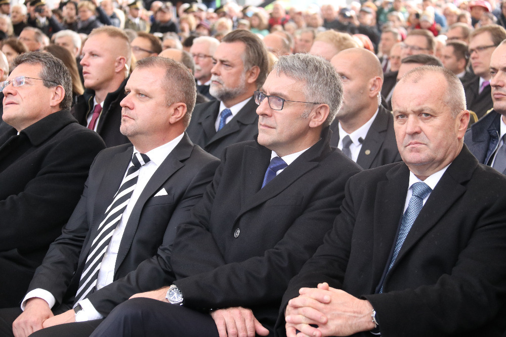 Ministr obrany Lubomír Metnar a jeho slovenský protějšek Peter Gajdoš sledují oslavy