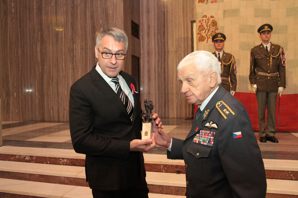   Válečný veterán generálmajor Emil Boček předává ministrovi obrany sošku českého lva