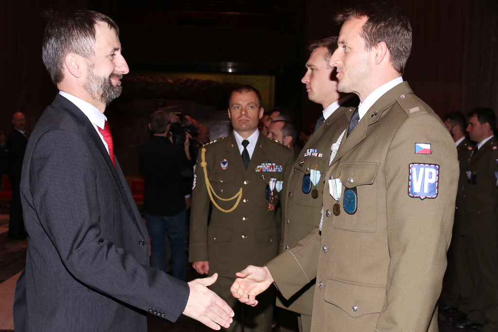 Velvyslanec ČR v Kábulu Petr Štěpánek gratuluje vojákům