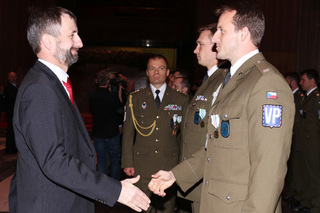 Velvyslanec ČR v Kábulu Petr Štěpánek gratuluje vojákům