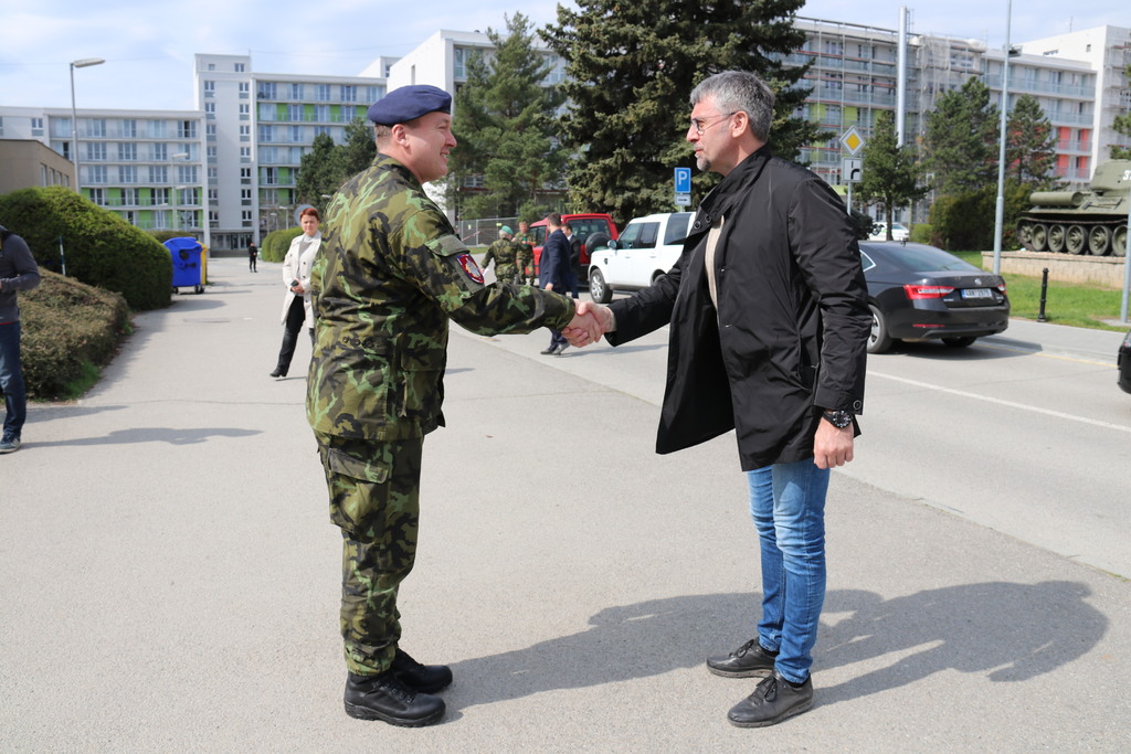 Oceňuji profesionalitu vojáků i výcvikové možnosti naší armády, řekl ministr Metnar při návštěvě Vyškova