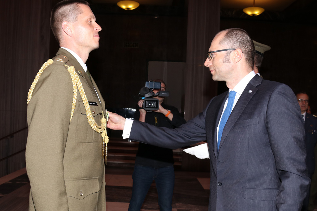  Náměstek ministra obrany Pavel Beran dekoroval Medailí ministra obrany Za službu v zahraničí 81 vojáků. Jako první medaili získal major Jakub Paul, velitel 1. úkolového uskupení AČR, které sloužilo na základně Al-Taji v Iráku