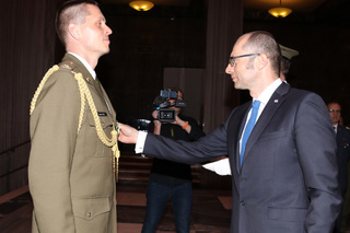  Náměstek ministra obrany Pavel Beran dekoroval Medailí ministra obrany Za službu v zahraničí 81 vojáků. Jako první medaili získal major Jakub Paul, velitel 1. úkolového uskupení AČR, které sloužilo na základně Al-Taji v Iráku