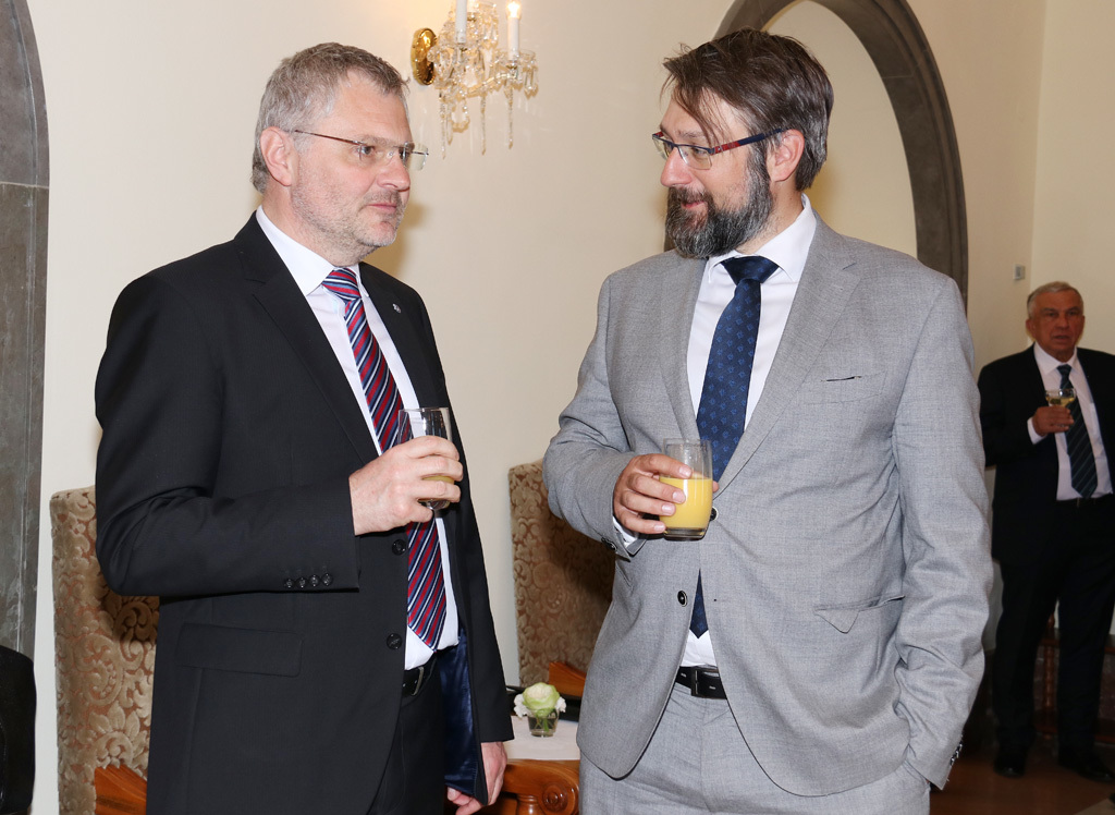 Do Lichtenštejnského paláce přišel také zástupce náměstka pro řízení sekce obranné politiky a strategie MO (SOPS) Radomír Jahoda a náměstek ministra obrany pro SOPS Jakub Landovský (zleva)