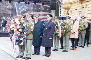  Věnec za prezidenta České republiky přivezl do Plzně náčelník Vojenské kanceláře prezidenta republiky generálmajor Jan Kaše
