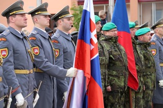 Česká a slovenská armáda a obě státní vlajky dnes stály bok po boku stejně jako čs. vojáci před 75 lety. "Máme nejen společnou historii, ale do značné míry i současnost. A kde více může být bratrství Čechů a Slováků zřejmější než zde na Dukle," uvedl mj. v projevu u sochy generála Svobody ministr obrany Lubomír Metnar.