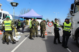 Návštěva vojáků vrchního praporčíka 15. ženijního pluku a vrchní praporčice 153. ženijního praporu na hraničním přechodu Dolní Dvořiště