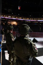 Hokejisté v maskáčových dresech vzdali hold hrdinům v uniformách