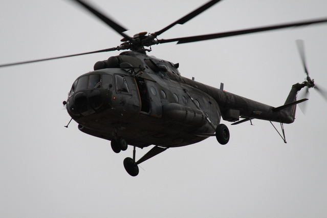 Vrtulník Mi-171, který přelétl nad hlavami diváků