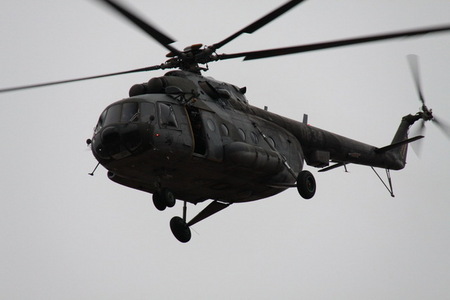 Vrtulník Mi-171, který přelétl nad hlavami diváků