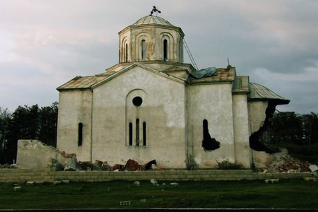 Jeden ze zničených pravoslavných kostelů v Kosovu