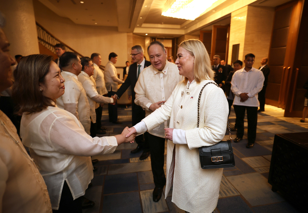 Spolu s delegací resortu obrany ministryně zahájila svou návštěvu na Filipínách zdvořilostním přijetím u prezidenta Ferdinanda Marcose mladšího, následovalo jednání s ministrem národní obrany Filipín Gilberto Teodorem. 